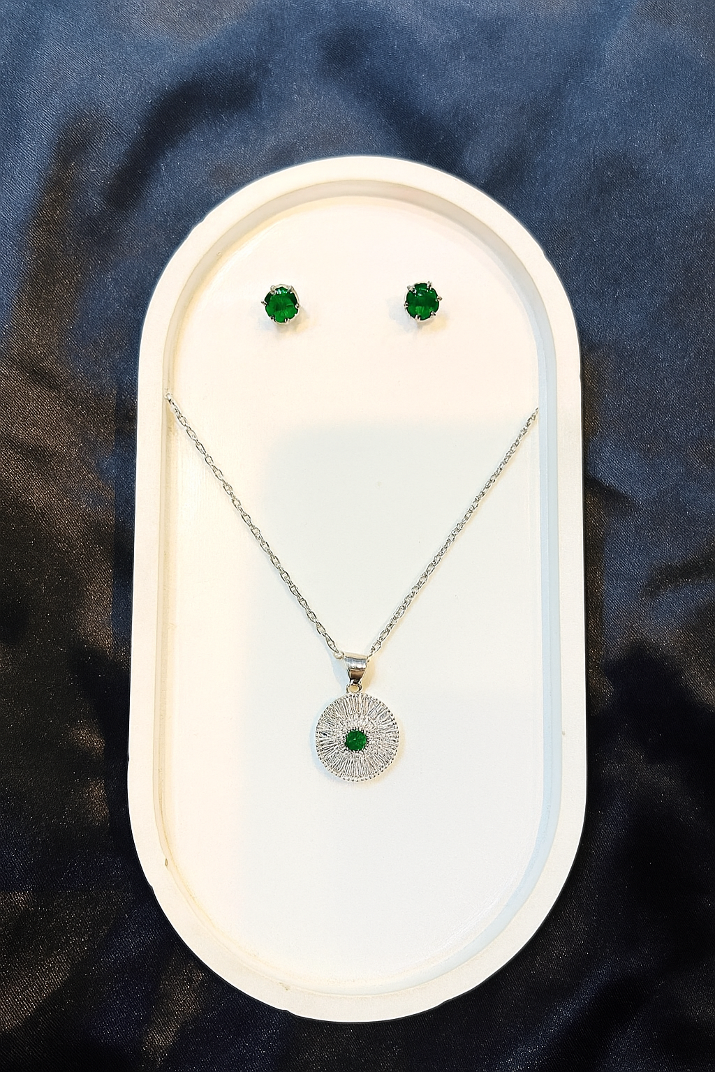 Emerald Radiance – Silver Pendant & Stud Earrings Set